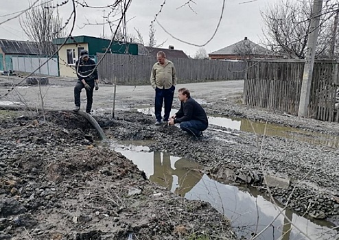 В Новочеркасске прочищают ливневку