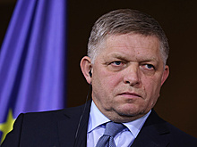 Выбрали "нелиберальный путь": как Словакия и Венгрия противостоят ЕС