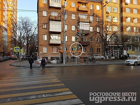 Дорожный знак закрыл от пешеходов светофор в центре Ростова