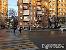 Дорожный знак закрыл от пешеходов светофор в центре Ростова