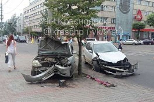 В Красноярске при аварии машину выкинуло на тротуар