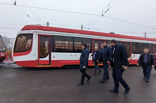 Саратовские чиновники набрались опыта во время поездки на волгоградском трамвае