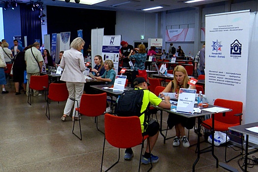 Посетителям ярмарки вакансий Петербурга работу предлагали 100 учреждений