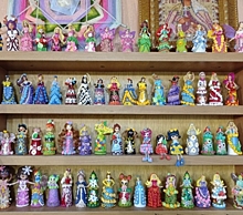 Швея из Челябинска сделала полсотни наперстков из игрушек от &quot;Киндеров&quot;