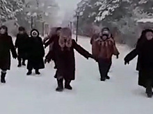 Якутки станцевали на сильном морозе и попали на видео