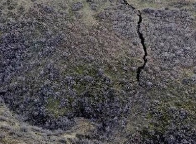 На склоне в Тбилиси образовались трещины глубиной 18 метров