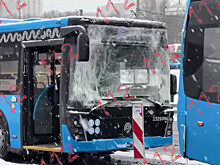 В Москве автобус въехал в заднюю часть электробуса