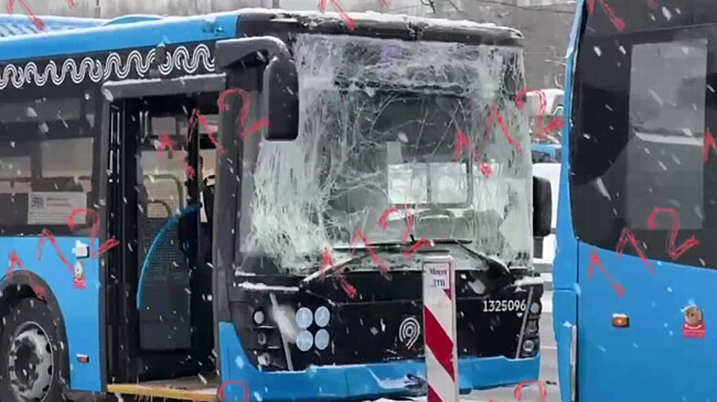 В Москве автобус въехал в заднюю часть электробуса