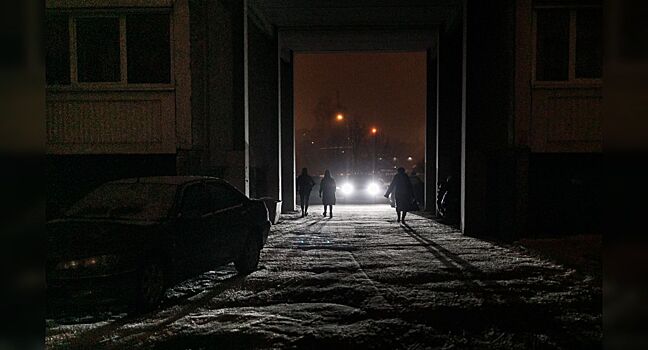 На придомовой территории уступает пешеход или водитель?