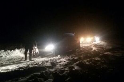 В Новоорском районе спасатели вытащили рыбаков из снежного плена