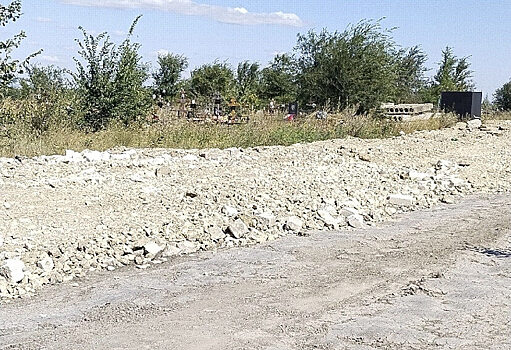 В Саратове дорогу на Елшанское кладбище «завалили булыжниками»