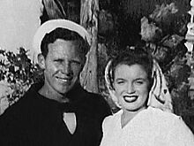 Актриса Норма Догерти принимает псевдоним Мэрилин Монро