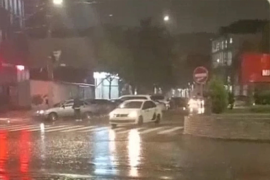 Ливни в Махачкале и Каспийске затопили улицы и парализовали движение