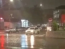 Ливни в Махачкале и Каспийске затопили улицы и парализовали движение