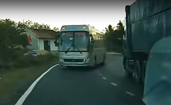 Обгон по встречке чудом не привёл к ДТП