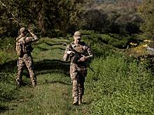 Десятки украинцев пересекли границу с Венгрией на военном грузовике