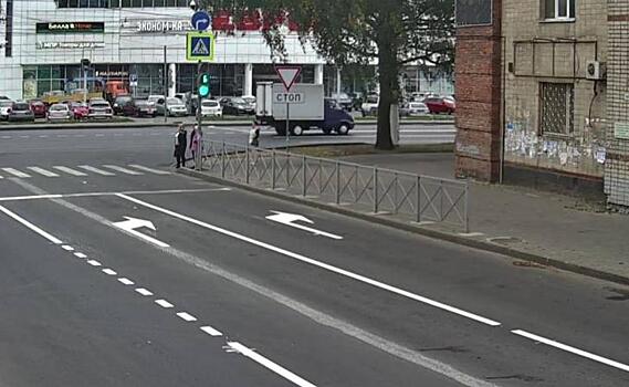 В Курске на улицах Хуторская и Ломакина на пересечении с Карла Маркса организовали две полосы выезда