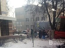 В Казани около Советской площади автобус въехал в дерево