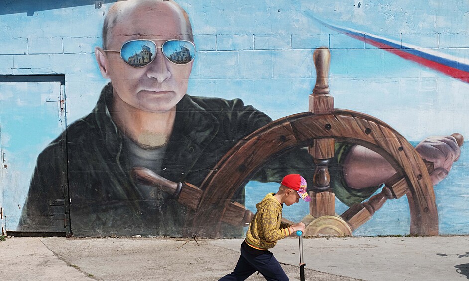  В октябре 2015 года на набережной Ялты нарисовали президента России Владимира Путина за штурвалом корабля. На рисунке рядом с ним летит истребитель, оставляя за собой след - флаг России. Граффити сопроводили хэштегом #наш.  