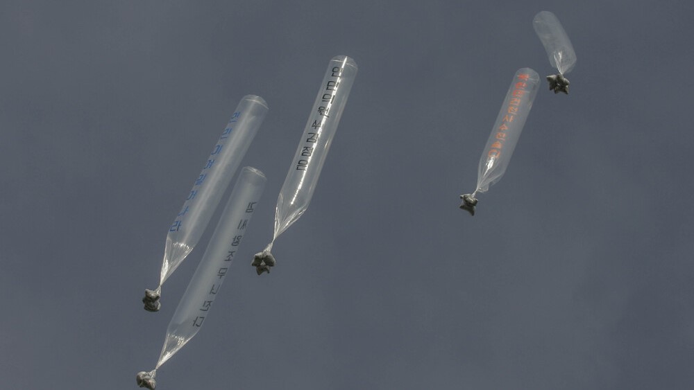Южная Корея отправила в КНДР воздушные шары с листовками и флешками