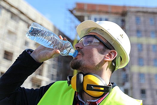 Юрист напомнил о рекомендации работодателям сокращать в жару рабочий день