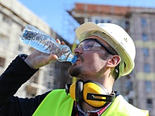 Юрист напомнил о рекомендации работодателям сокращать в жару рабочий день