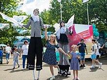 Ходулисты, химические опыты и чеканка монет: "Нижнекамскнефтехим" приятно удивил гостей Сабантуя