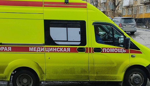 Автомобиль влетел в столб в Новокузнецке