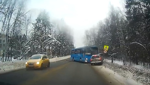 Автобус врезался в легковушку в Подмосковье
