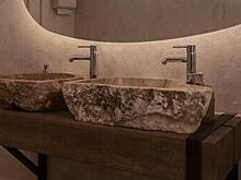 Дизайнеры показали, как совместить камень и дерево в ванной комнате