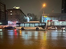 В Новосибирске пассажирка автобуса упала в салоне из-за резкого торможения