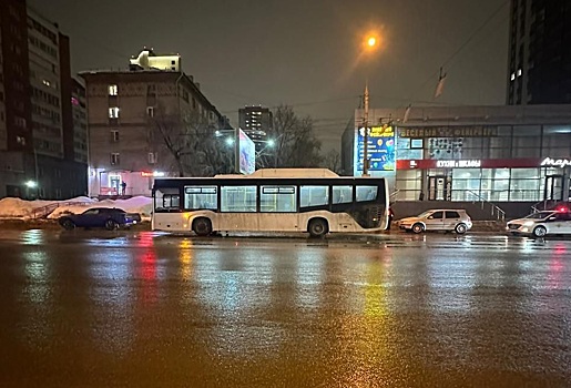 В Новосибирске пассажирка автобуса упала в салоне из-за резкого торможения