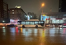 В Новосибирске пассажирка автобуса упала в салоне из-за резкого торможения