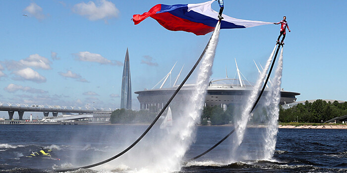 Флаг над Невой: в Петербурге флайбордисты устроили акцию ко Дню России
