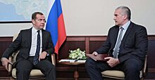 Главы Крыма и президент «Ростелекома» получили от Медведева партбилеты «Единой России»