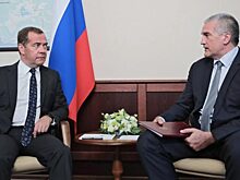 Главы Крыма и президент «Ростелекома» получили от Медведева партбилеты «Единой России»