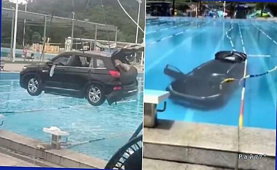 Легковой автомобиль пробил изгородь и оказался в бассейне