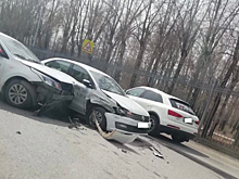 Два такси перегородили дорогу в результате ДТП в Кемерове