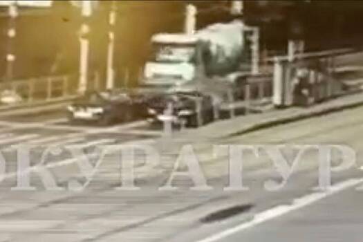 Бетономешалка на скорости снесла три легковушки в Москве и попала на видео