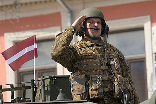 В Латвии предложили призывать в армию неграждан страны