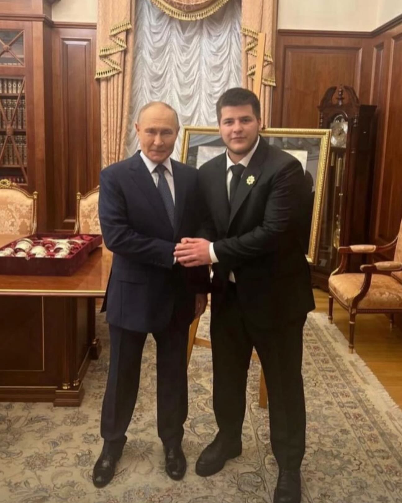 17-летний сын Кадырова обратился к Путину и опубликовал фото с ним