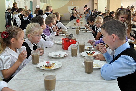 Школьники из Кемеровской области заявили, что в столовой их кормят «как собак»