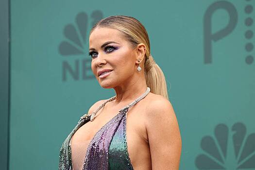 Кармен Электра обнажила грудь в праздничной фотосессии