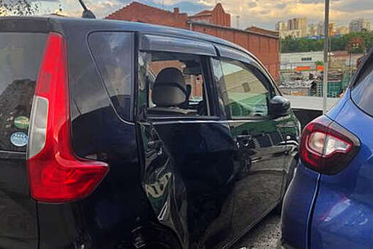 В Новосибирске мужчину зажало между двумя машинами при ДТП