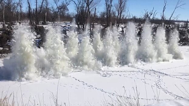 В Саратовской области на реке Медведица провели ледовзрывные работы