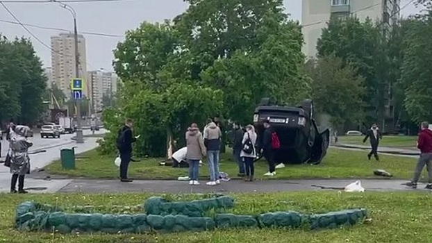 В Москве водитель Range Rover насмерть сбил женщину на тротуаре