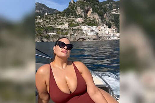 Модель plus-size Эшли Грэм снялась в купальнике на яхте