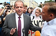 «Позор!»: белорусский министр сбежал от протестующих