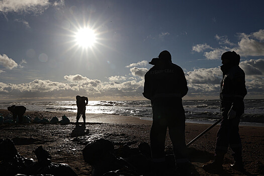 На Кубани на фоне разлива мазута крещенские купания организовали в море