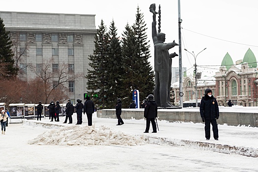 В Новосибирске полиция оцепила пустую площадь Ленина
